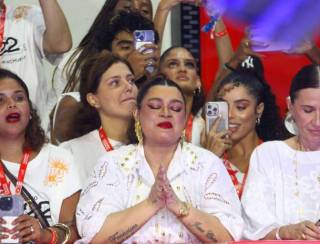 Preta Gil se emociona em show do pai e é amparada por amigas