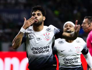 Corinthians surpreende o rival