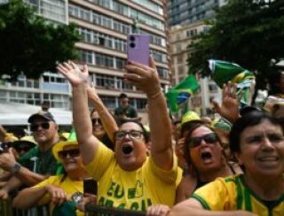 Estudante que fixou faixa contra Bolsonaro em ato critica paralelo com Lei da Anistia na ditadura