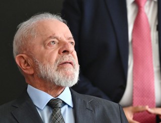 Lula vai a posse na OAB, lembra Lava Jato e defende regulação de redes