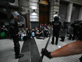 Operação policial de Milei desinfla manifestação uma semana após ato violento