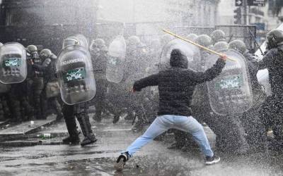 Torcidas organizadas apoiam aposentados contra Milei, e protesto escala para confronto