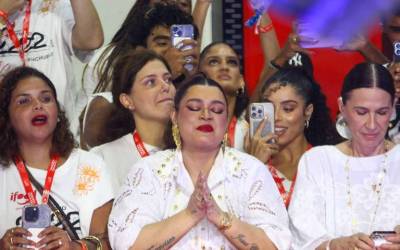 Preta Gil se emociona em show do pai e é amparada por amigas