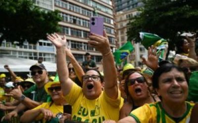 Estudante que fixou faixa contra Bolsonaro em ato critica paralelo com Lei da Anistia na ditadura