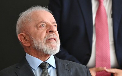 Lula vai a posse na OAB, lembra Lava Jato e defende regulação de redes